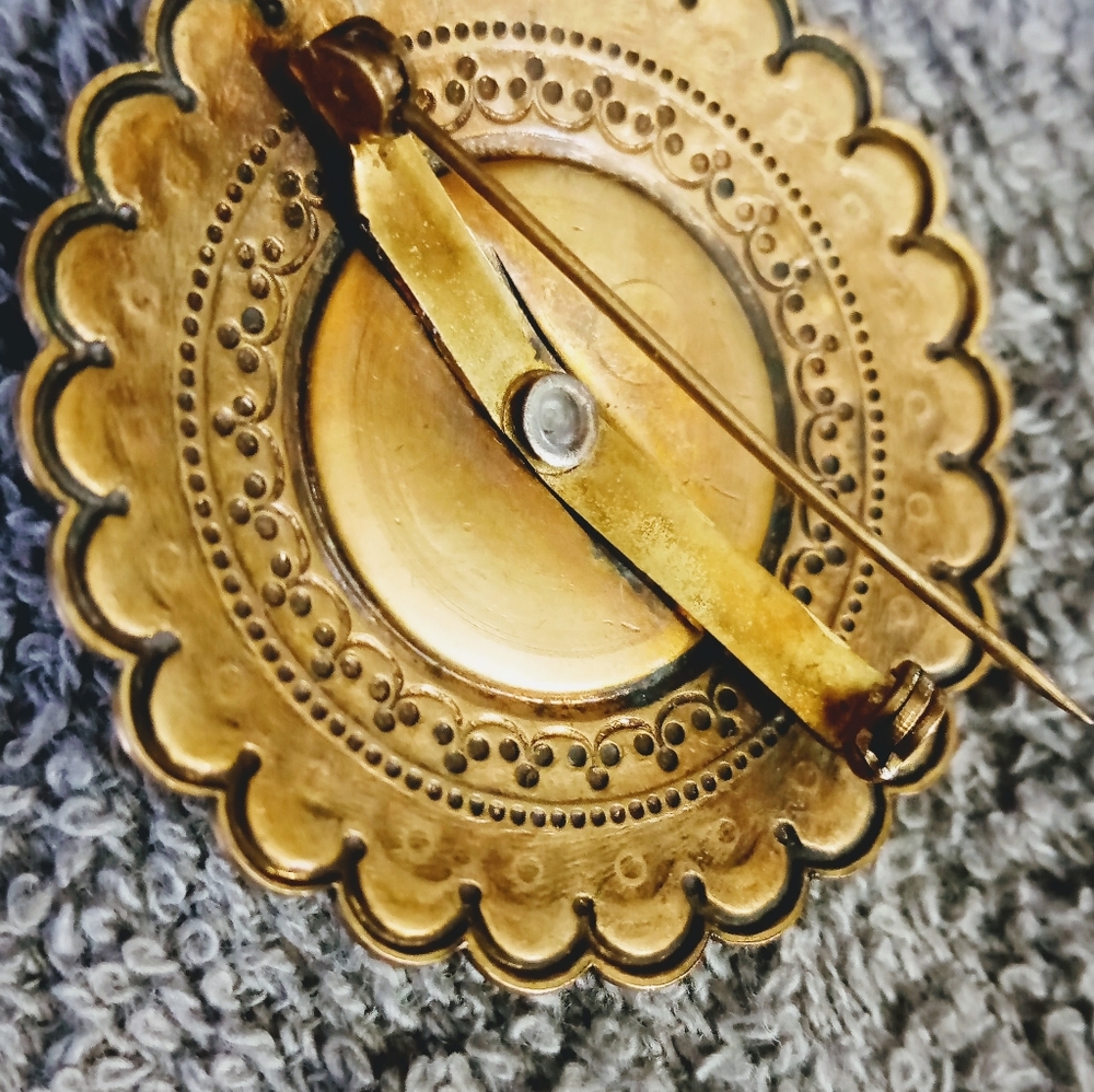 **Vintage Bronze Medallion Brooch - Picture 4 of 6